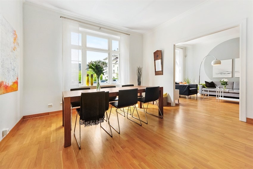 Romslig spisestue med god plass til møblement Galleribilde