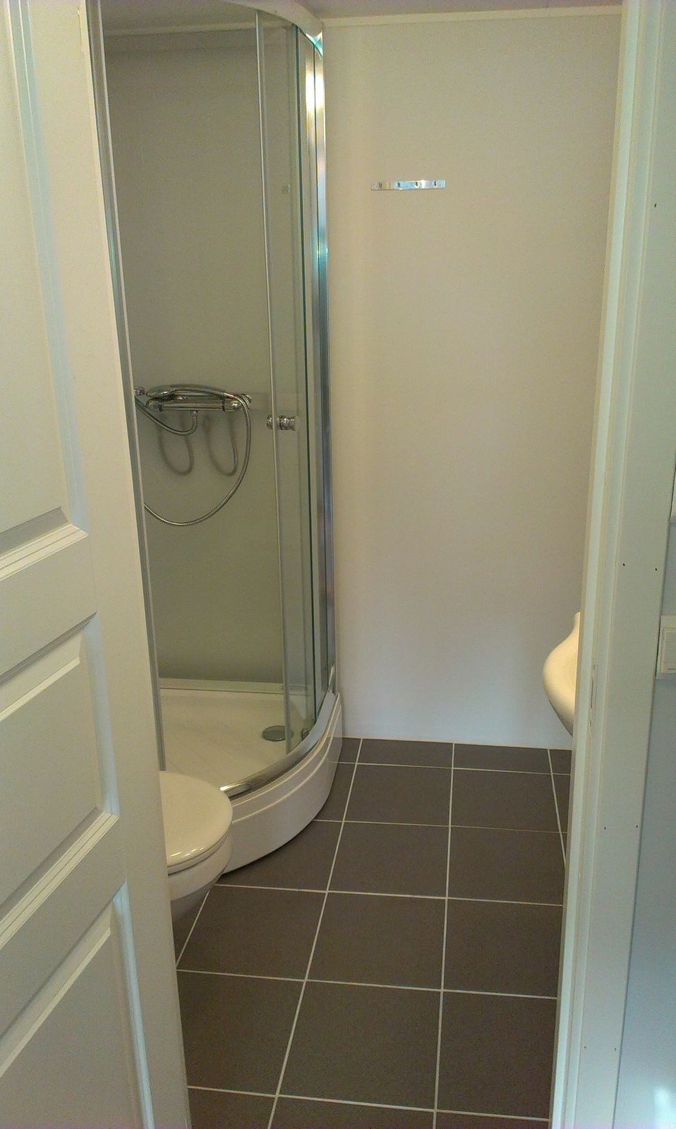 Vaskemaskin og tørketrommel er inkludert på badet.
Flislagt gulv med varmekabler Galleribilde