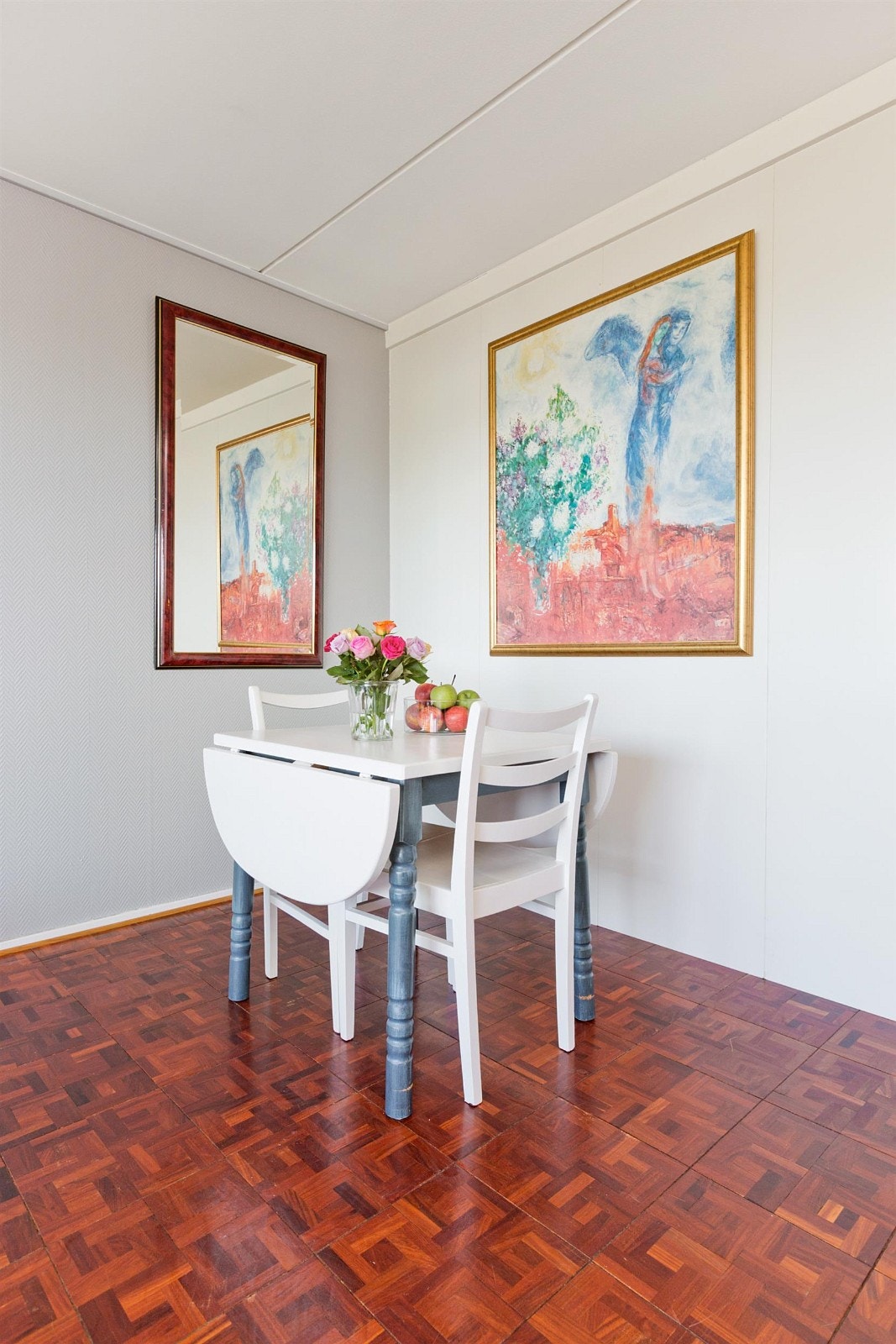 Stue med parkett på gulv og plass til stort spisebord. Galleribilde