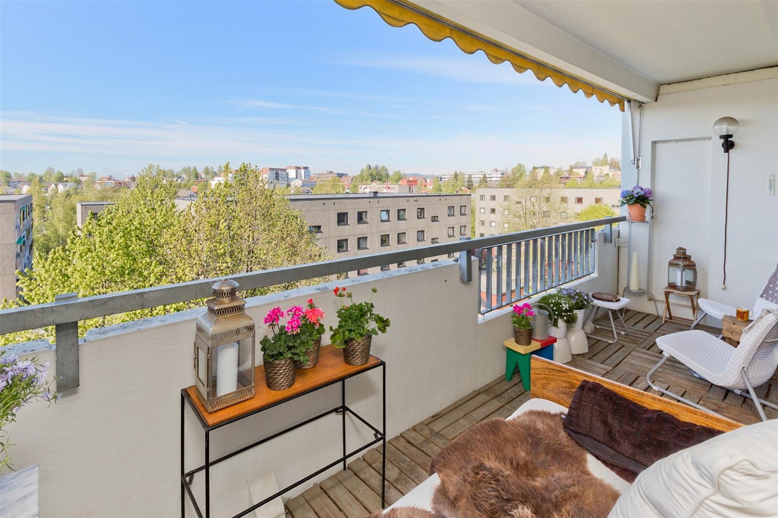 Stor solrik balkong på ca. 10 kvm med fin utsikt. Galleribilde