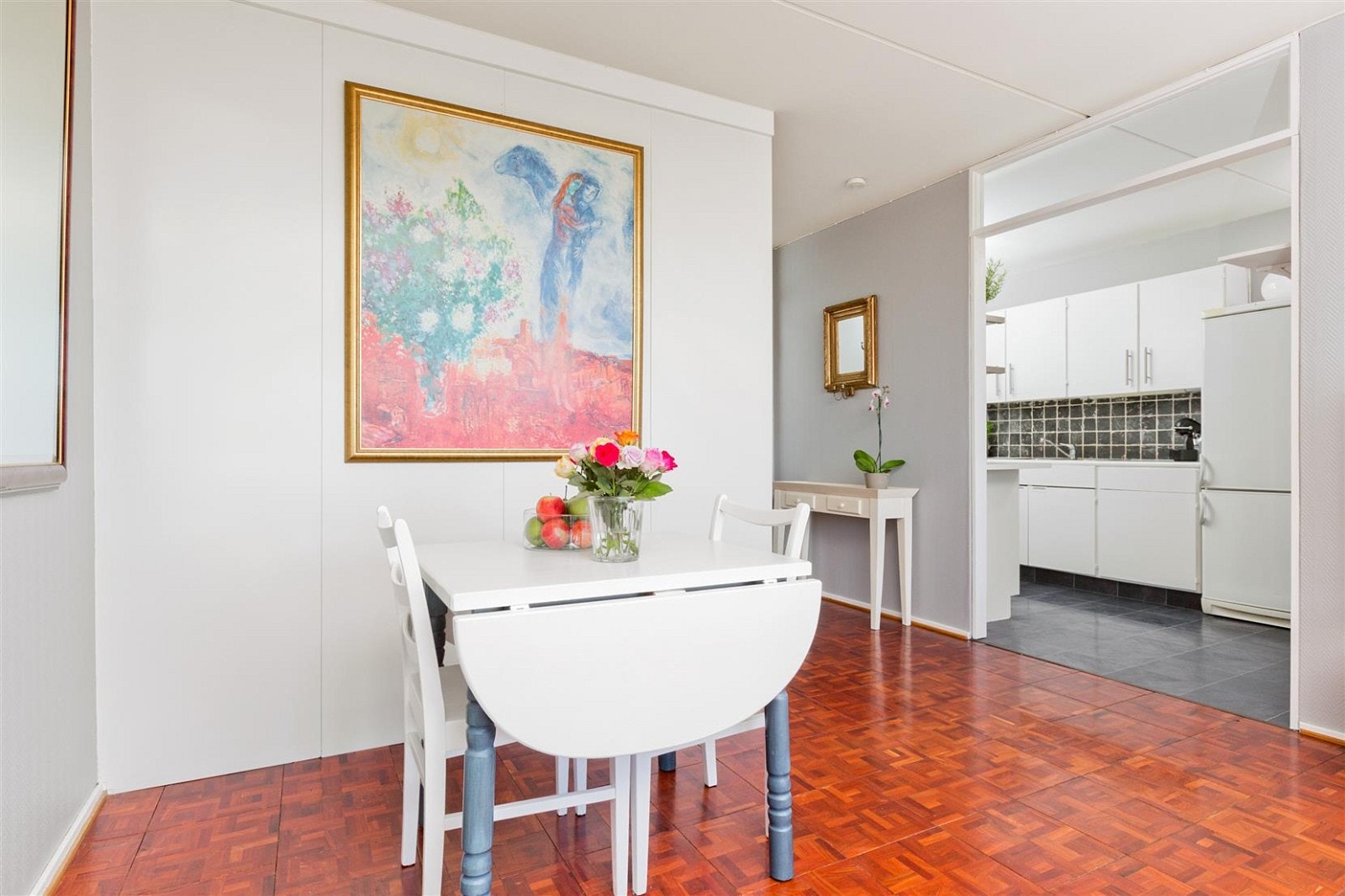 Det er delvis åpen løsning mot kjøkken. Galleribilde