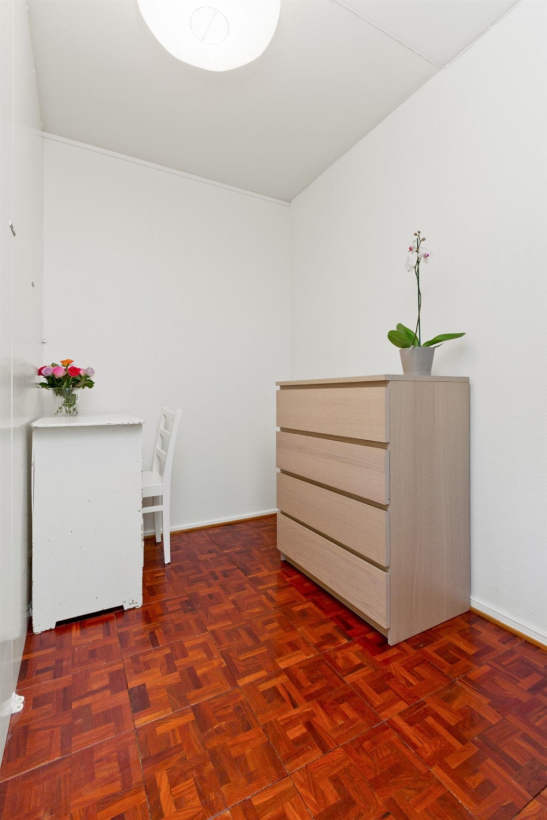 Disponibelt rom/ alkove / walk-in closet med inngang fra gang/stue. Selger bruker dette i dag som soverom og kontor. Galleribilde