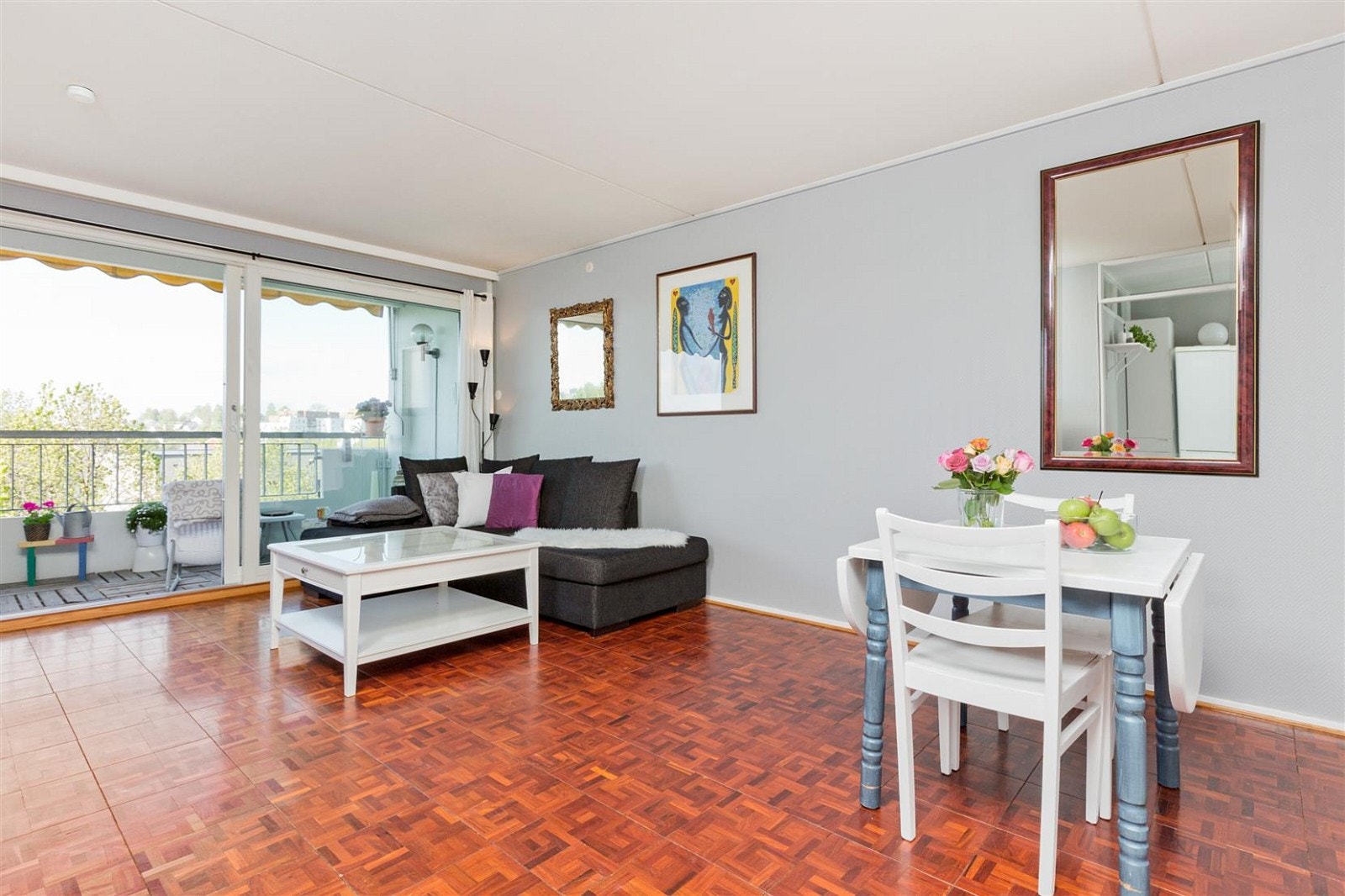 Lys ogv stor stue med store skyvedørsvindu med utgang til solrik balkong. Det er plass til stor sofa og spisebord i stuen. Malte vegger i 2015. Galleribilde