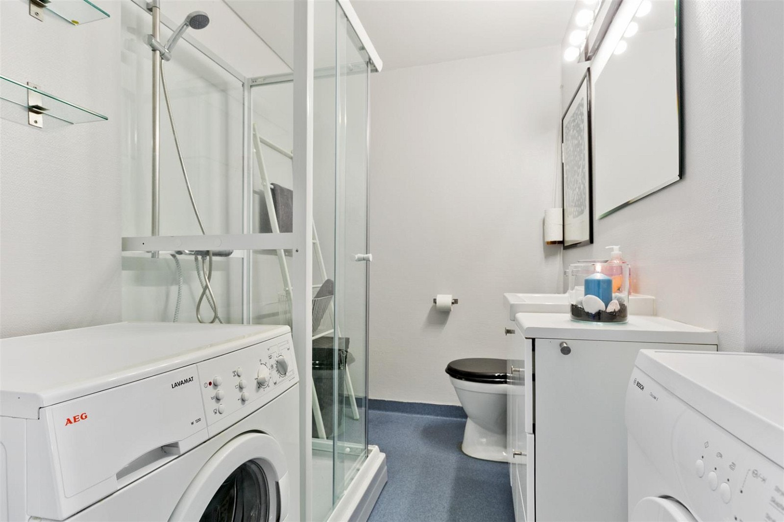 bad med wc, dusjkabinett fra 2015, servantinnredning. Speil og lys. Opplegg for vaskemaskin og tørketrommel. Det er malte vegger fra 2015. Galleribilde