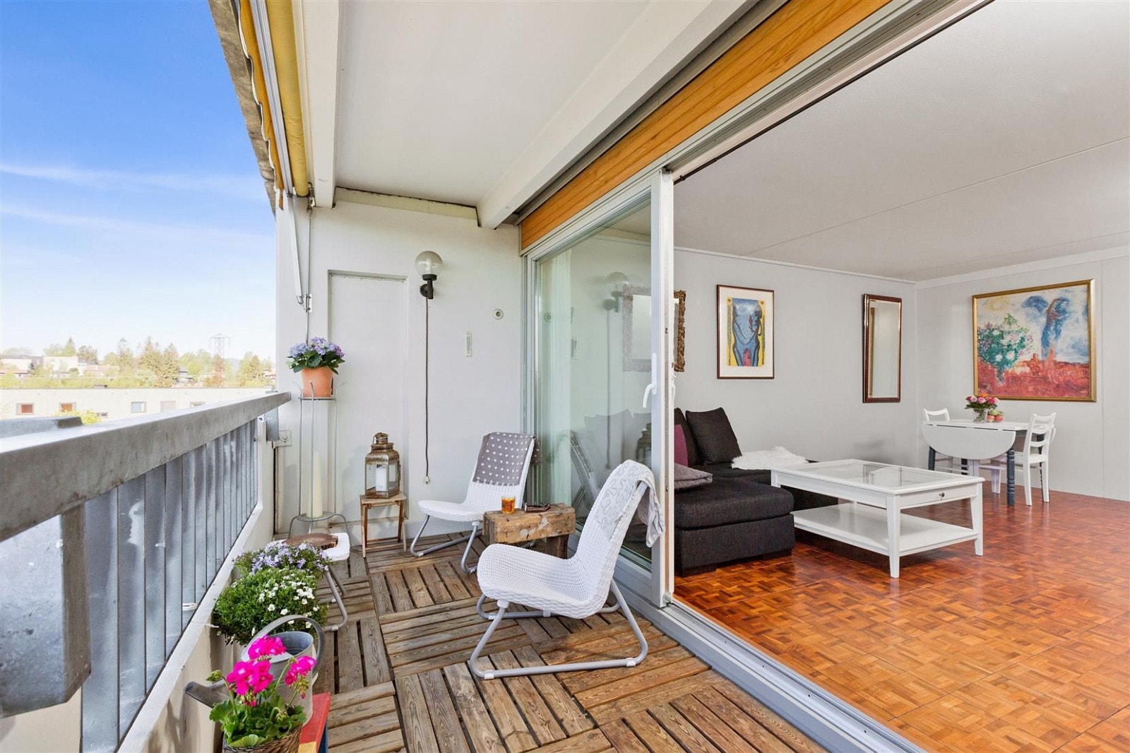 Solrik balkong med markise. Balkongen er en forlengelse av stuen om sommeren. Galleribilde