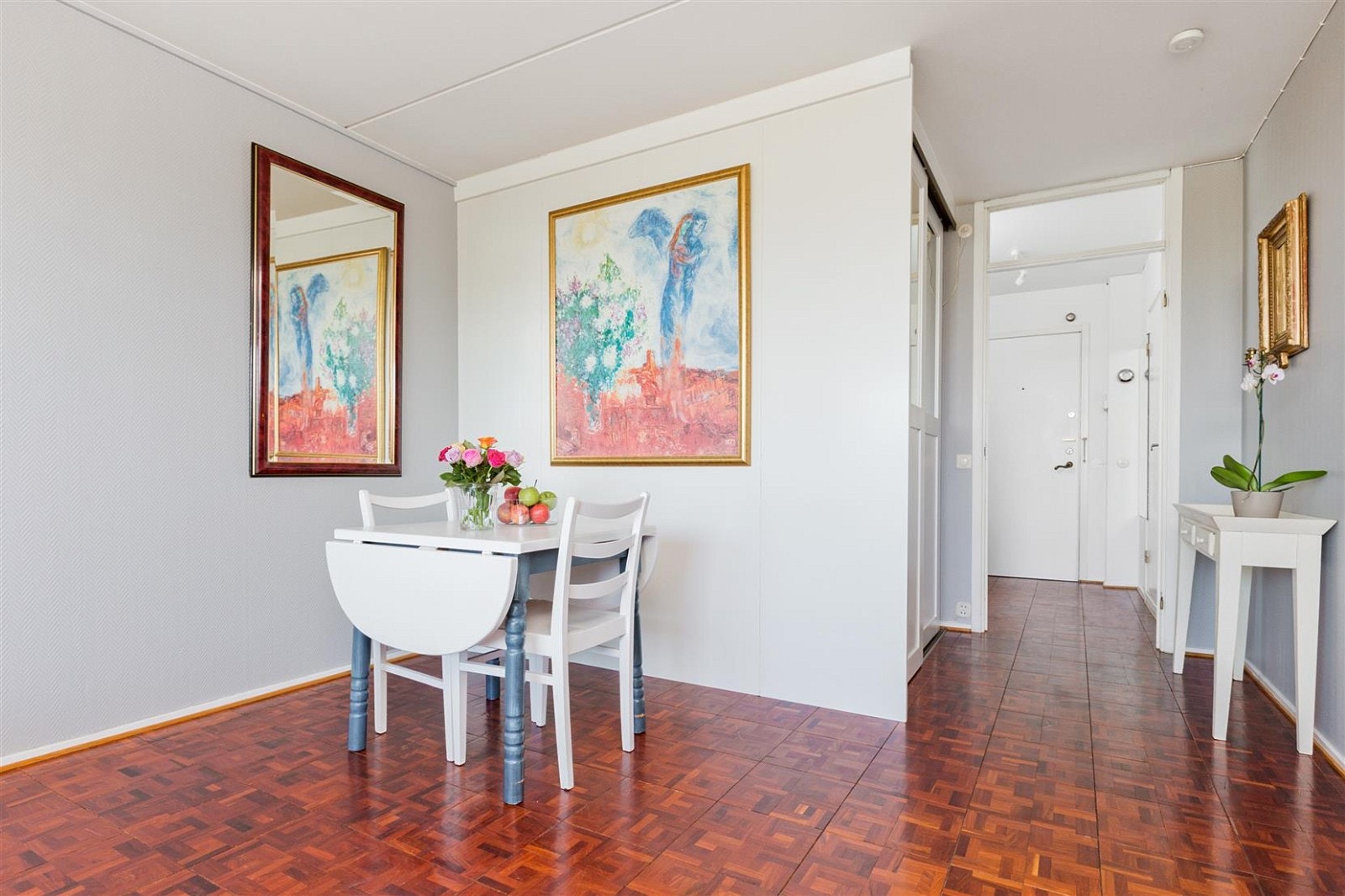 Entre og gang inn til stuen.
Det er disponibelt rom/alkove med skyvedører i stuen. Selger bruker det som soverom og kontor. Galleribilde