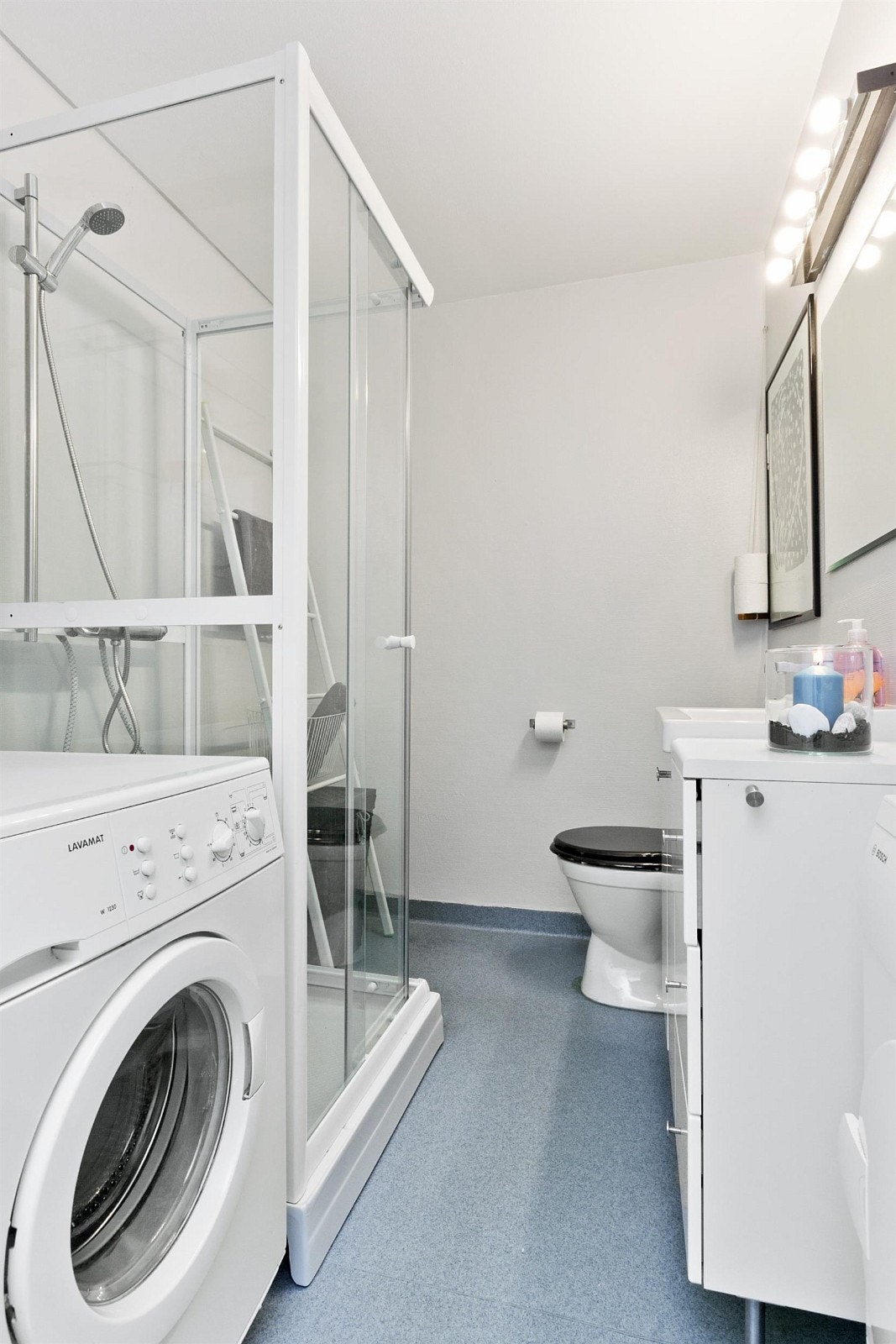 Fint bad med malte flate vegger. Ny dusjkabinett, servantinnredning, speil og lys. Galleribilde