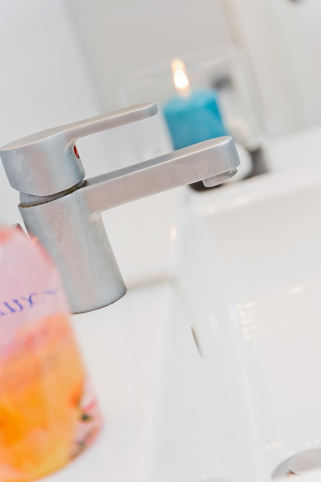 Det er nyere kran og servantinnredning. Galleribilde