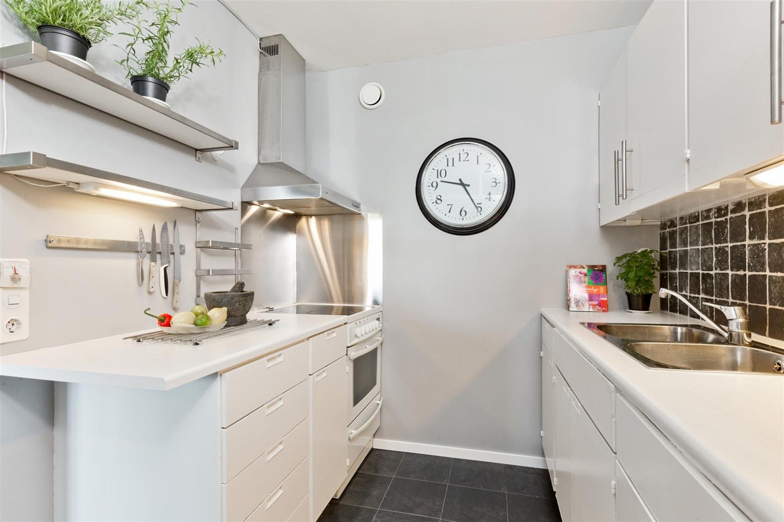 Fint kjøkken med nymalte vegger i 2015. Galleribilde