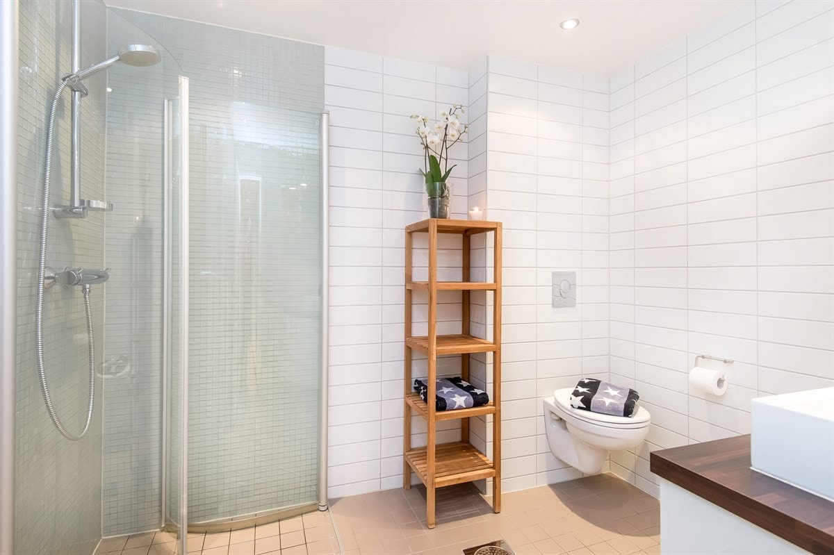 Lyst, delikat oppusset bad/wc med dusjplass, baderomsinnredning fra HTH og vegghengt wc. Galleribilde