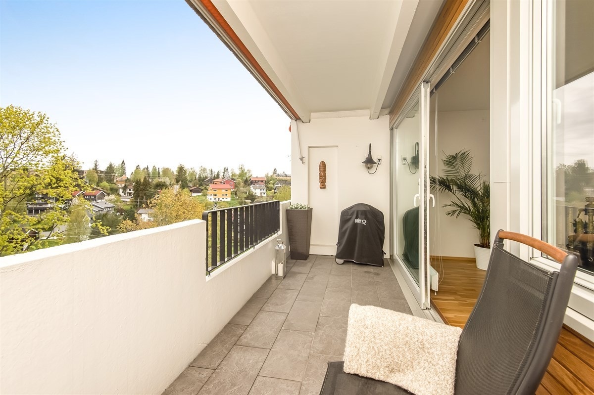 Flott sydvestvendt flislagt balkong med meget gode utsikts -og solforhold. Galleribilde