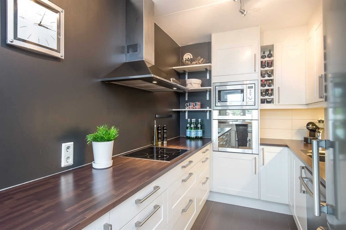 Moderne, flott oppusset Norema kjøkken med integrerte hvitevarer. Galleribilde