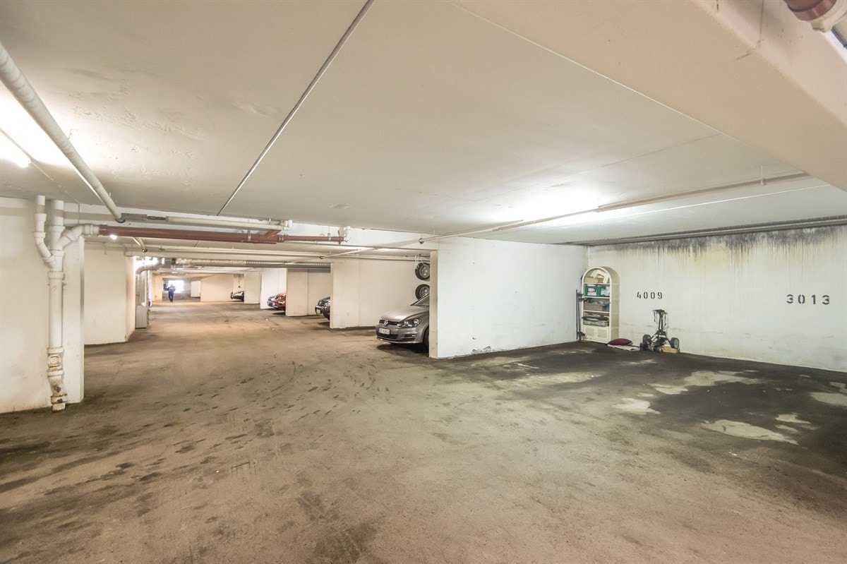 Garasjeanlegg under blokken. Galleribilde