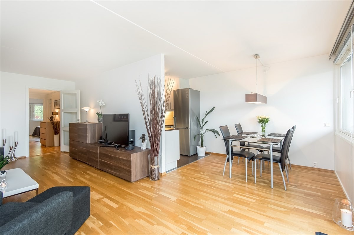 Romslig stue med åpen løsning til stor spiseplass. Galleribilde