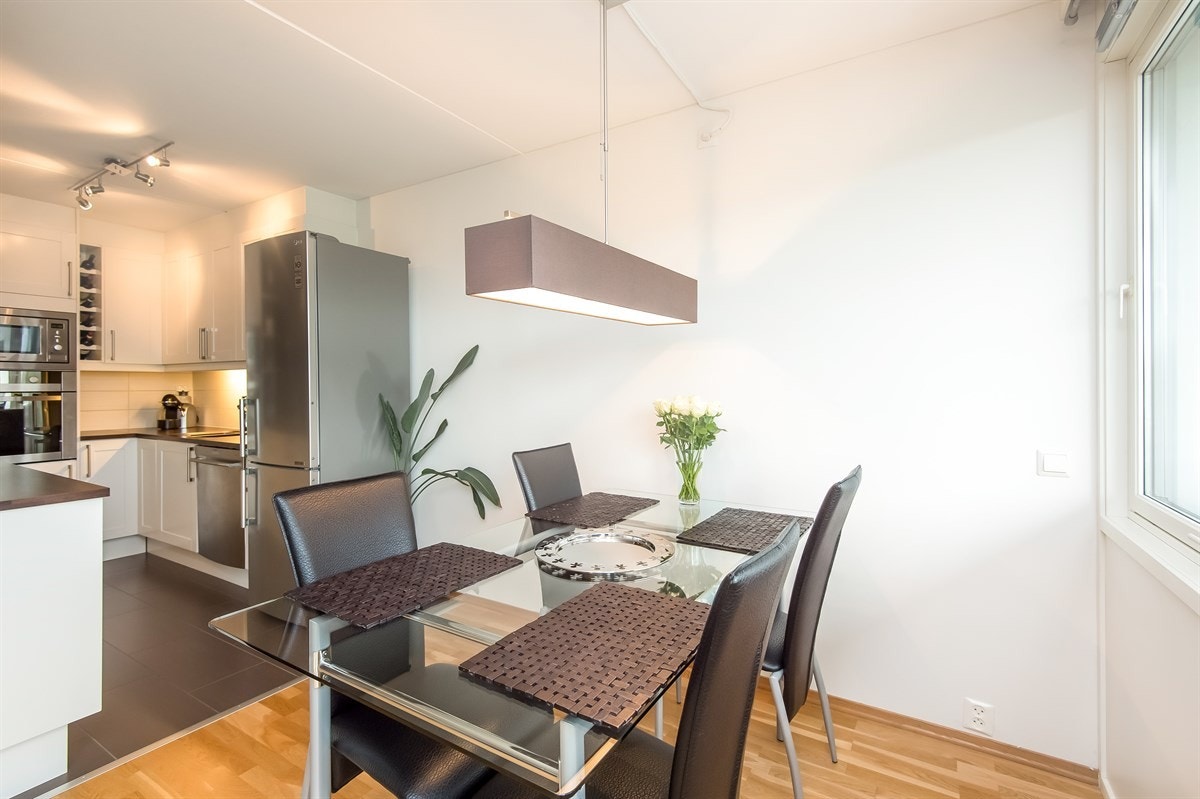 Stor spiseplass som gir rom for hyggelige selskaper. Galleribilde