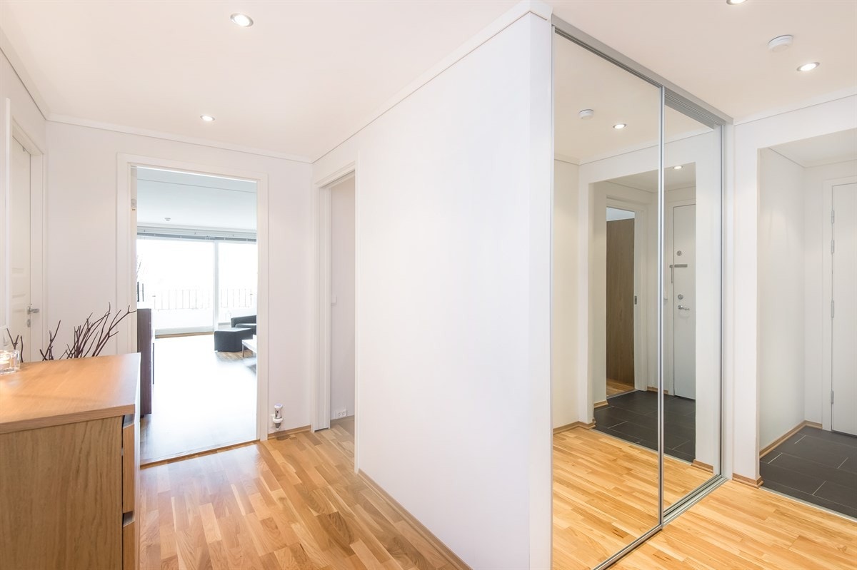 Lys og hyggelig entre/hall med god oppbevaringsplass. Galleribilde