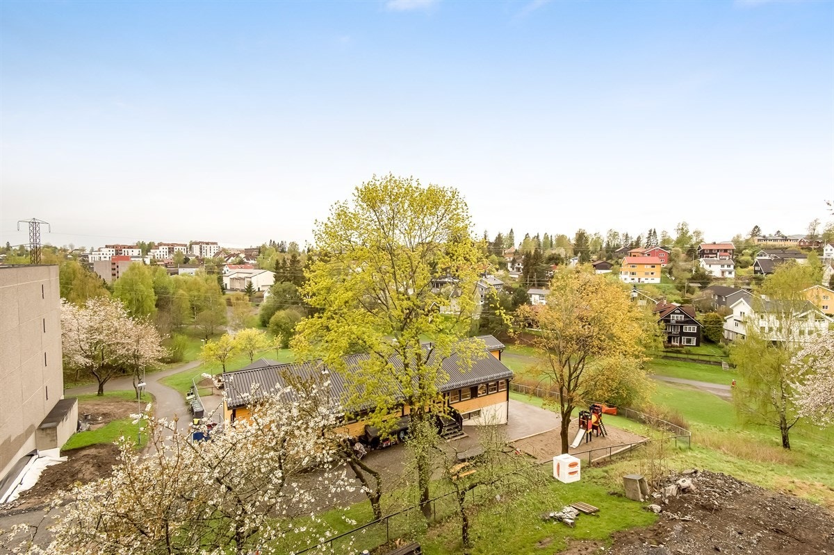 Moderne 4-roms leilighet med nydelig beliggenhet.
Solrik sydvestvendt balkong på ca 10 kvm. Hyggelig skjermet uten direkte innsyn og med fritt utsyn mot pent opparbeidede grønne fellesarealer og over nærområdet. Galleribilde