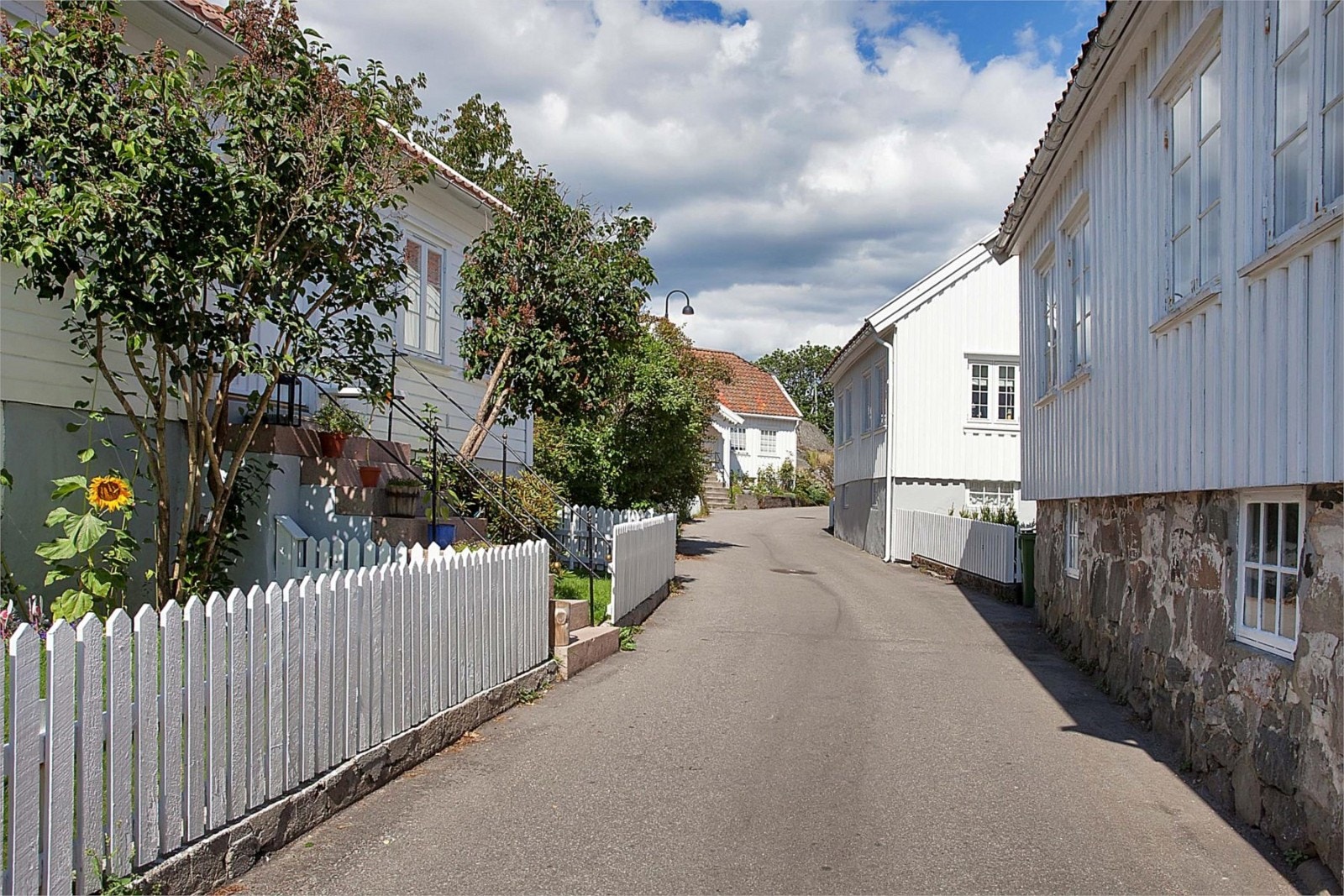 Fra det koselige gatemiljøet ved Brekkestø Galleribilde