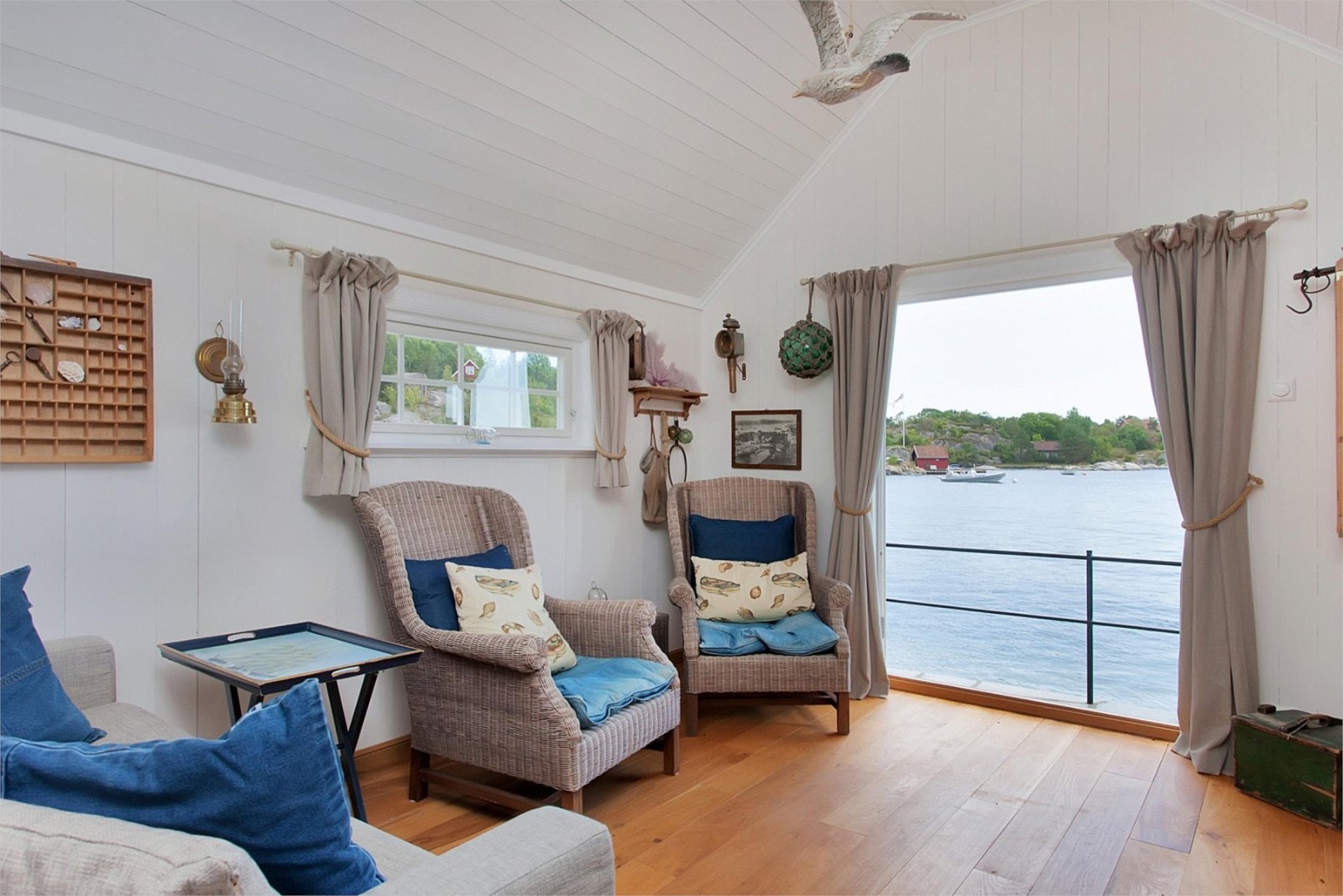 Fra stuen i gjesteannekset - vendt direkte ut mot sjøen Galleribilde