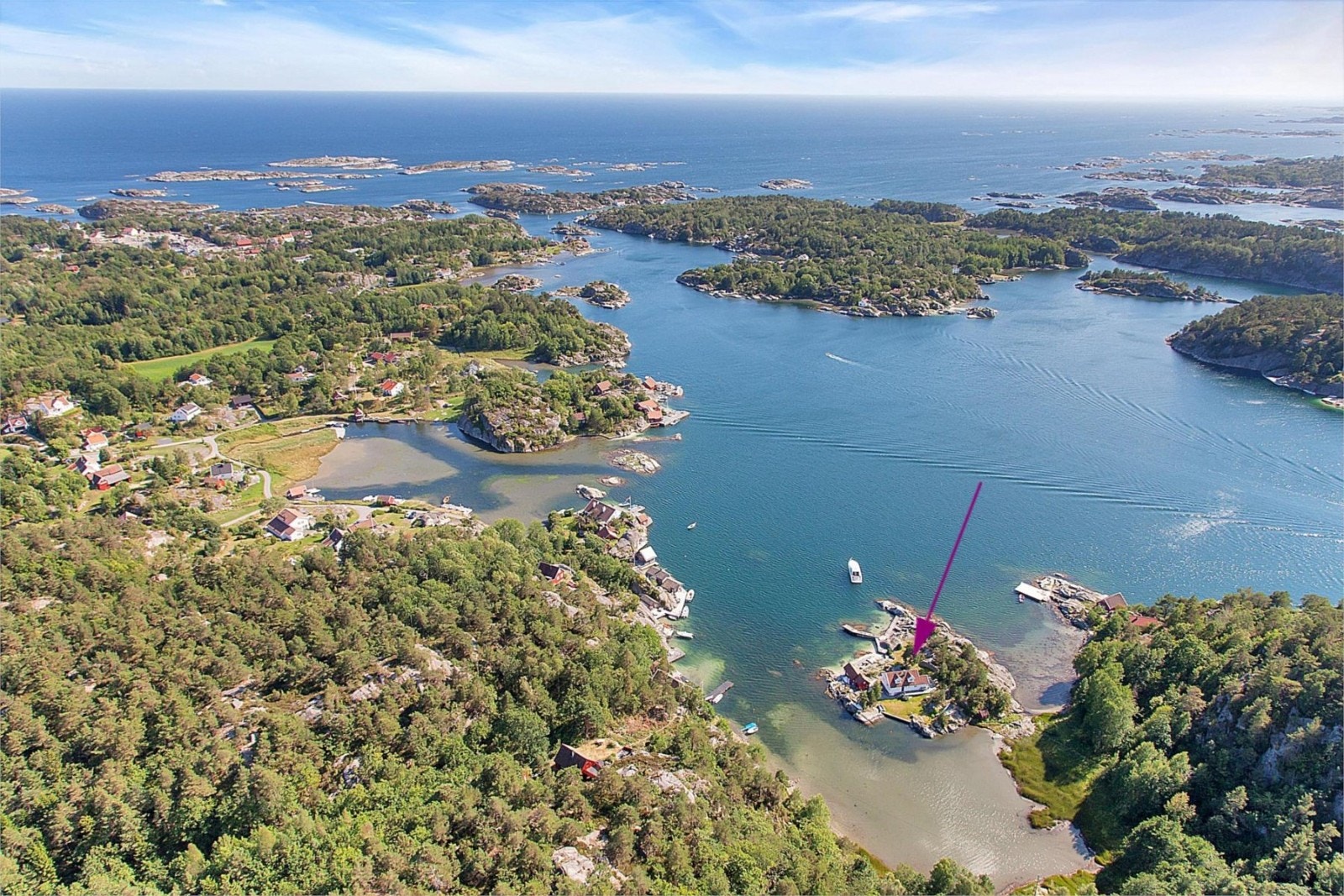 Flyfoto over området med pil på Lauvstøholmen Galleribilde