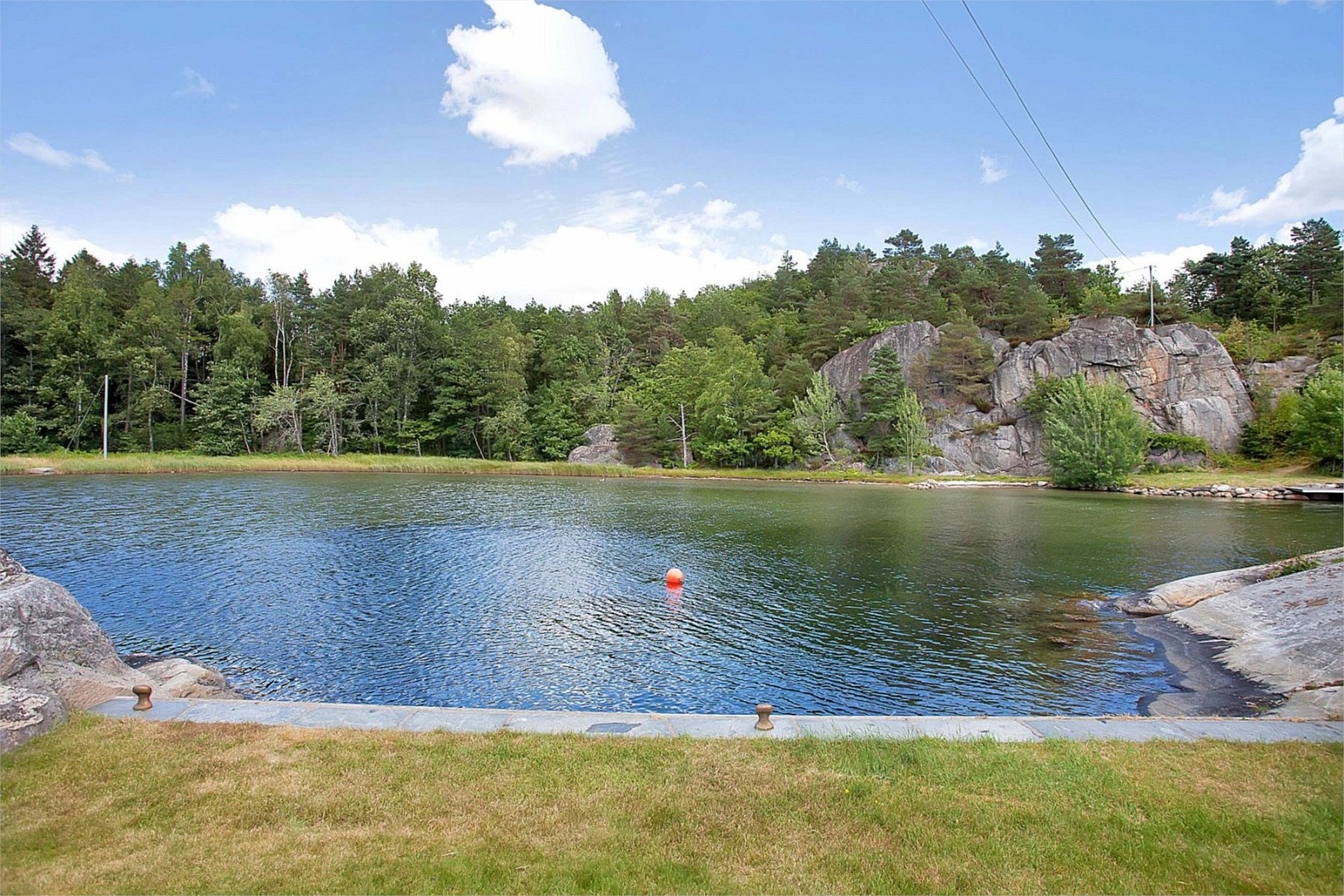 Fra bakre del av tomten med brygge for småbåter Galleribilde