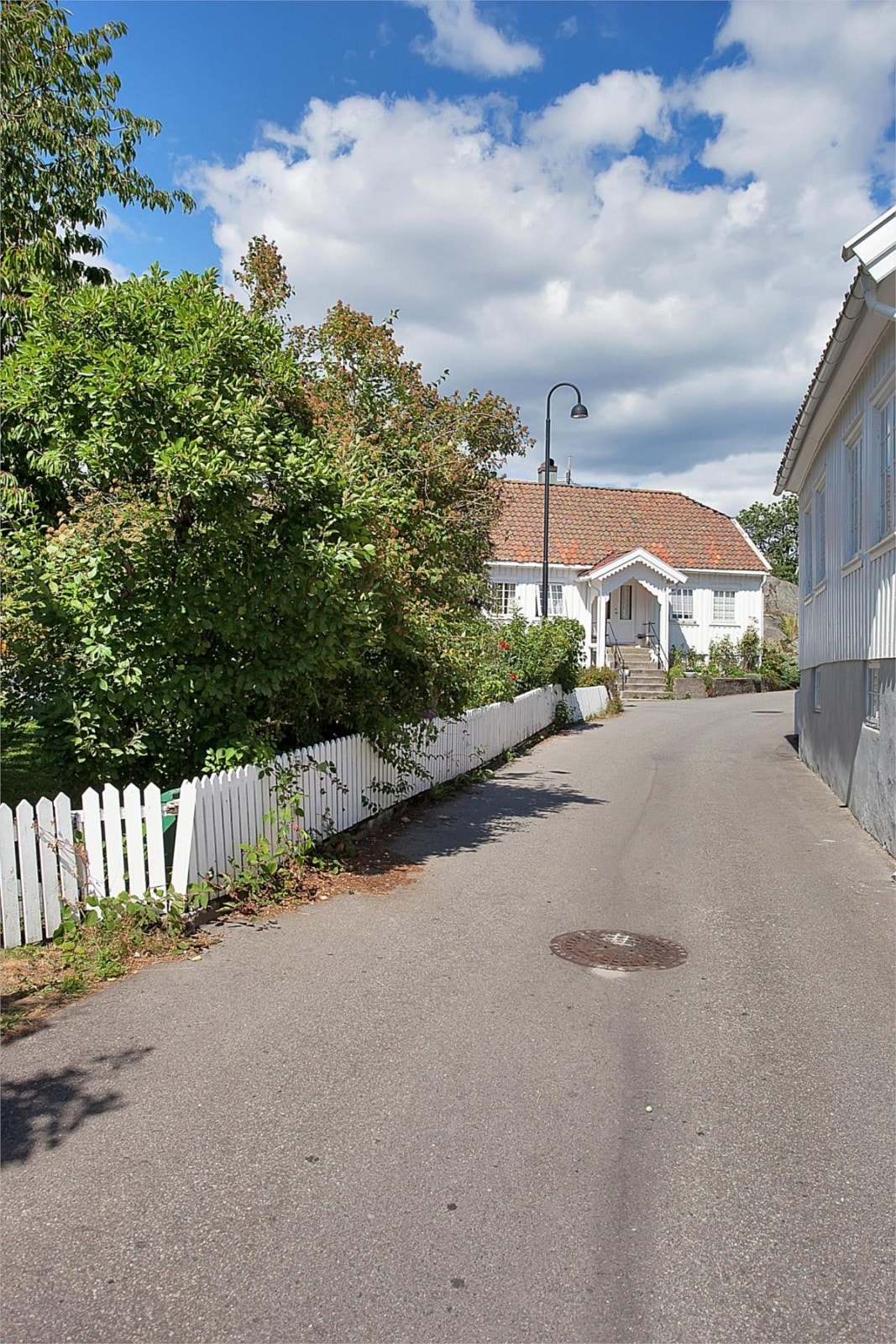 Fra gatemiljøet ved Brekkestø Galleribilde