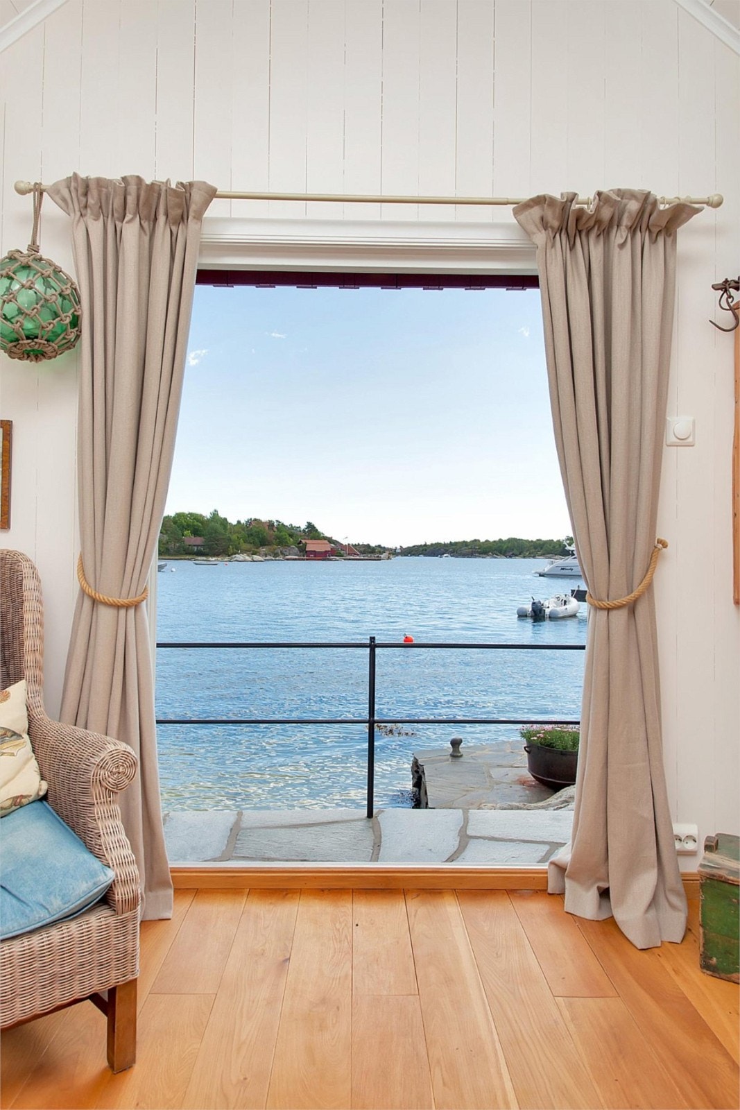 Fra gjesteannekset - vendt direkte ut mot sjøen Galleribilde