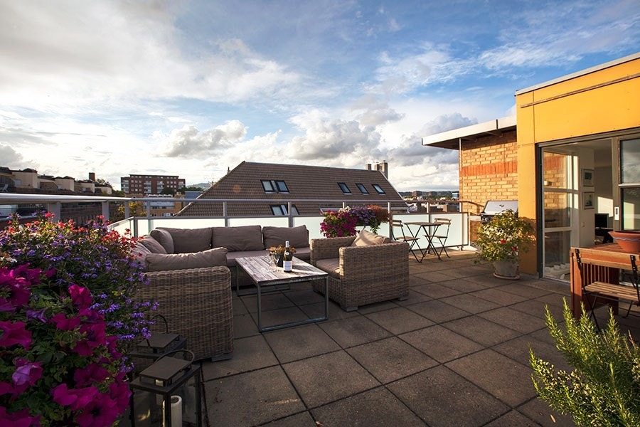 Utemiljø stor terrasse godt møblert med spisebord, stor sofagruppe og grill. Beplantning etter valg. Galleribilde