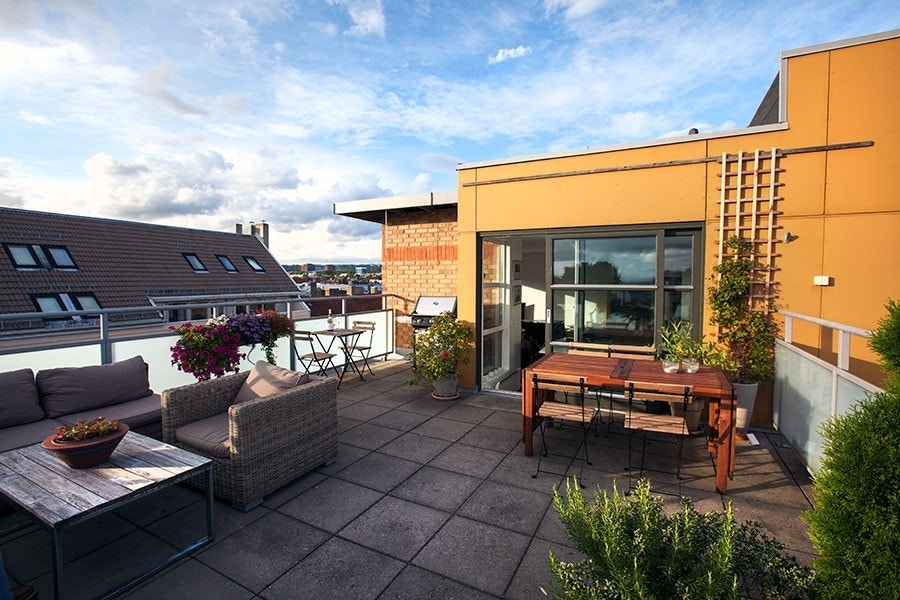 Flott privat takterrasse med spisegruppe og sittegrupper (sommer). Grill Galleribilde