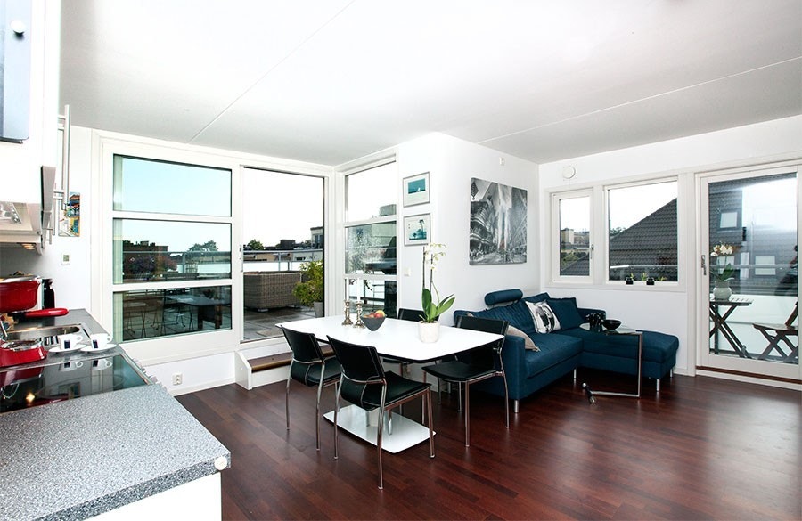 Kjøkken og stue med utgang to balkonger Galleribilde