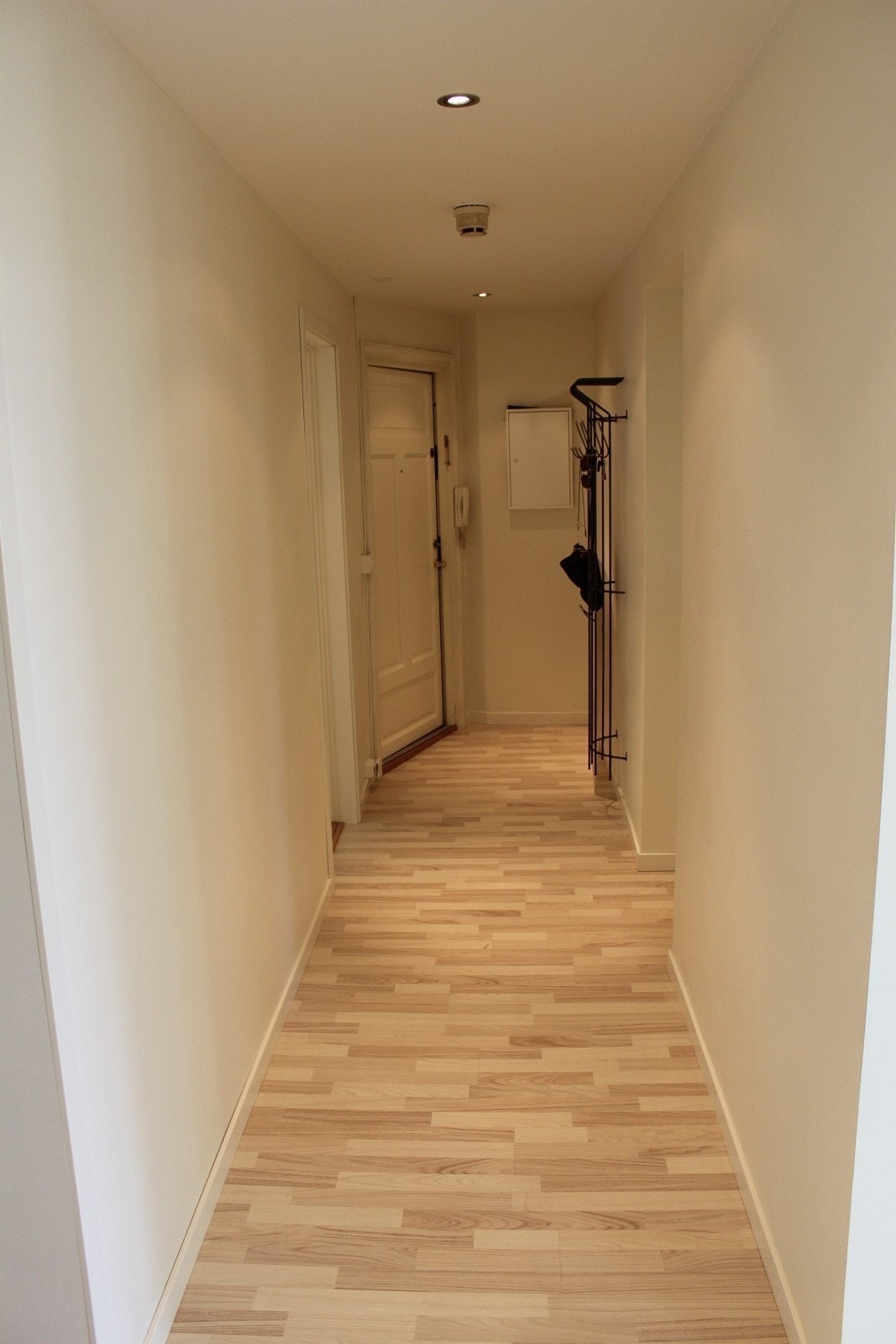 Romslig gang. Velkommen til ditt nye hjem! Inneholder stor kommode og skobenk (ikke vist). Galleribilde