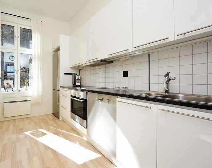 Nymoderne kjøkken med oppvaskmaskin Bocsh, komfyr med induksjonstopp Bocsh, kombyskap Beko, spisebord for min. 4 personer, nytt bestikk, tallerkner, kasseroller, osv. Galleribilde