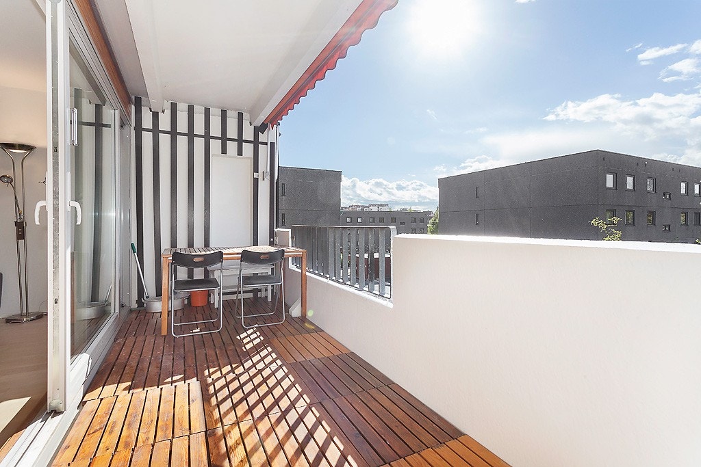 Romslig veranda med markise. Galleribilde