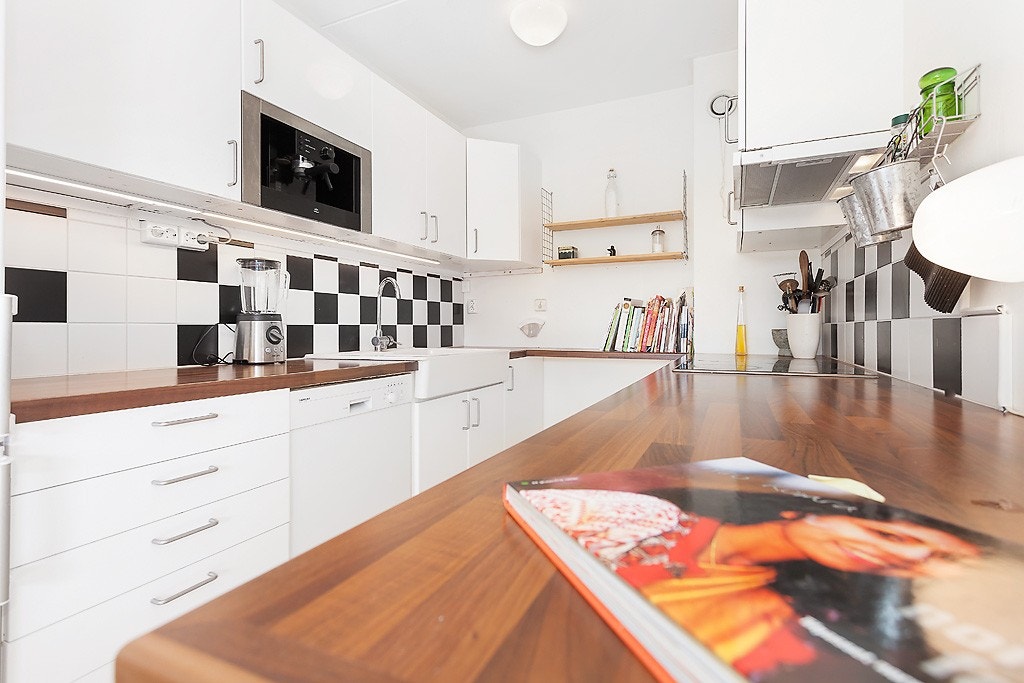 Kjøkken med god skap- og benkeplass. Galleribilde