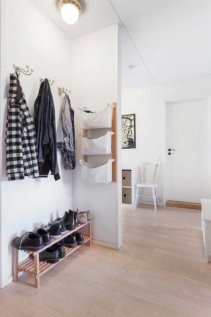 Entré med plass til å henge fra seg jakker og sette fra seg sko. Galleribilde