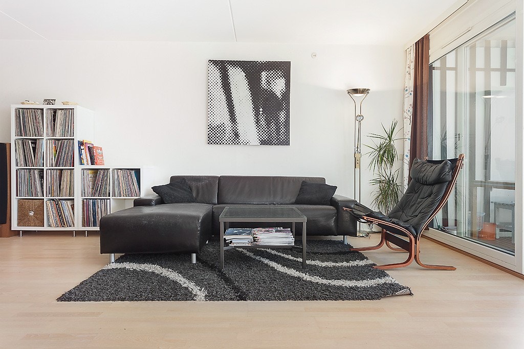 Lys og romslig stue med utgang til veranda. Galleribilde