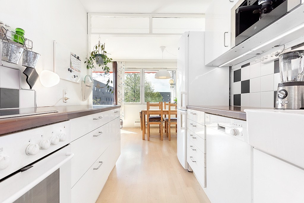 Kjøkken mot spisestue. Galleribilde