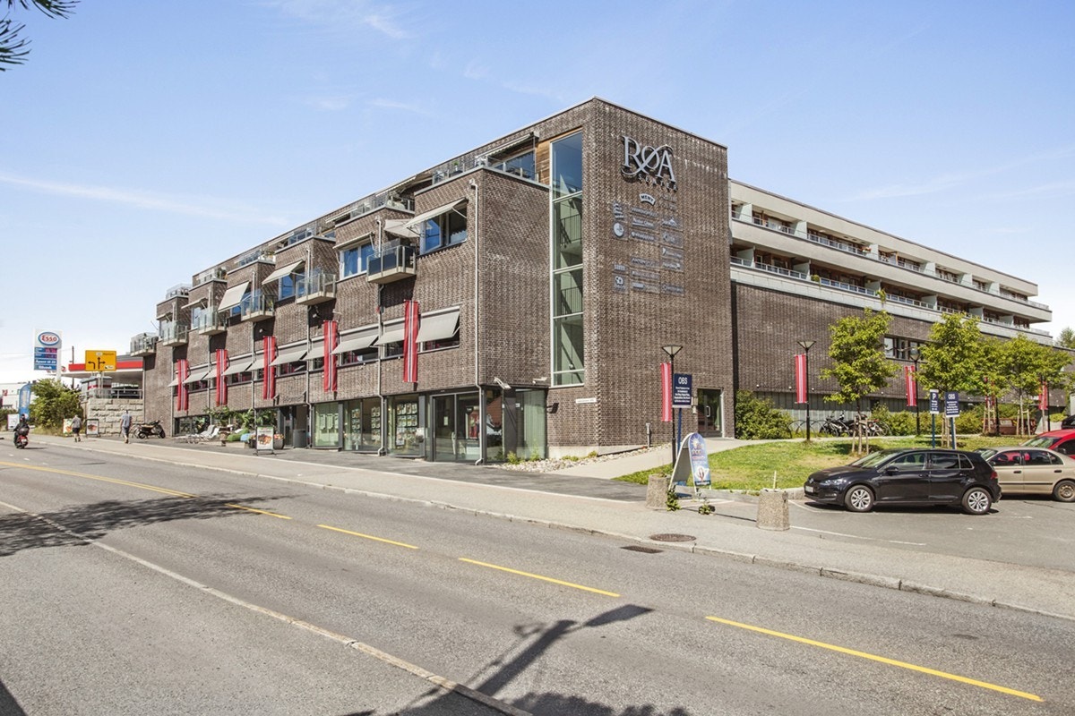 Gangavstand til Røa senter med Meny m/ferskvaredisk, frisør, blomsterforretning mv. Galleribilde