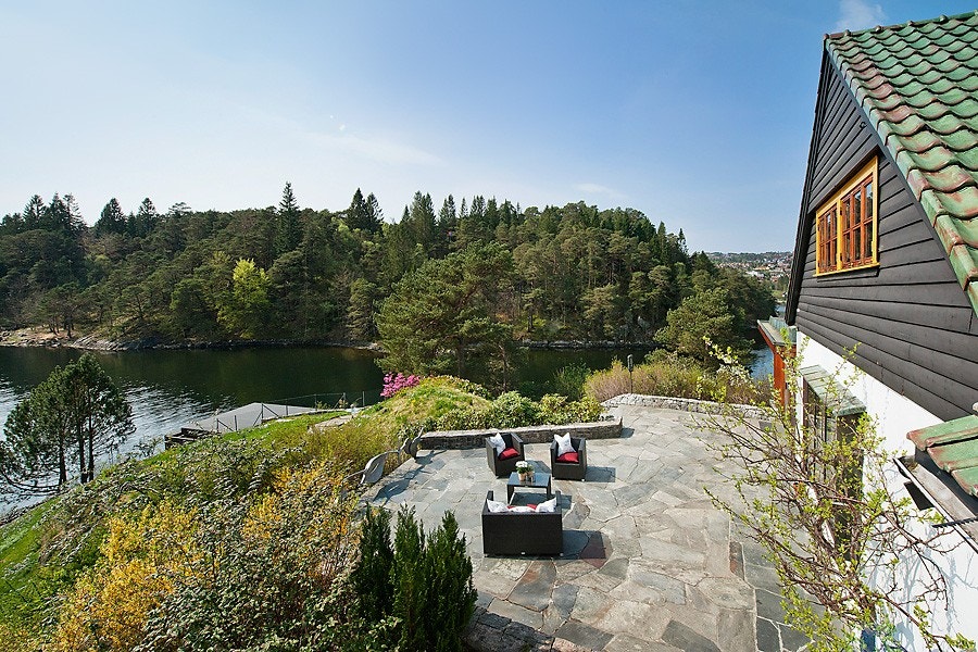 Terrasse, hage og utsikt Galleribilde