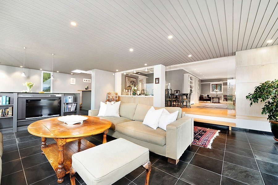 To luftige stuer med skyvedører i glass mellom Galleribilde