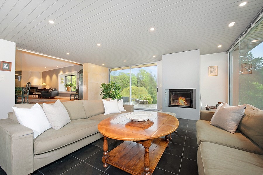 Stue med peisovn og utgang terrasse/hage Galleribilde