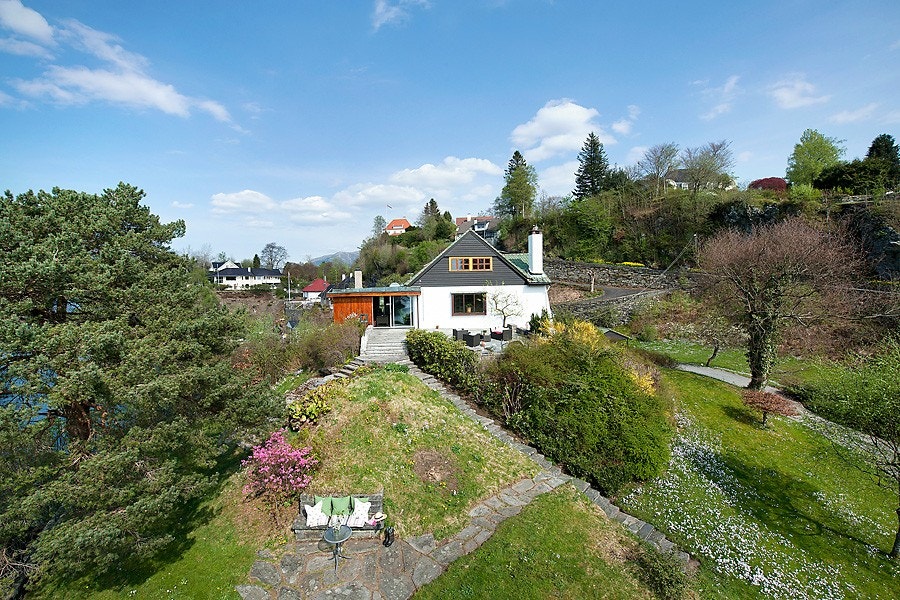 Fasade og hage Galleribilde