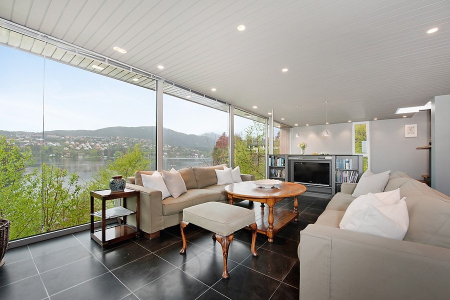 Stue med store vindusflater mot nydelig utsikt Galleribilde