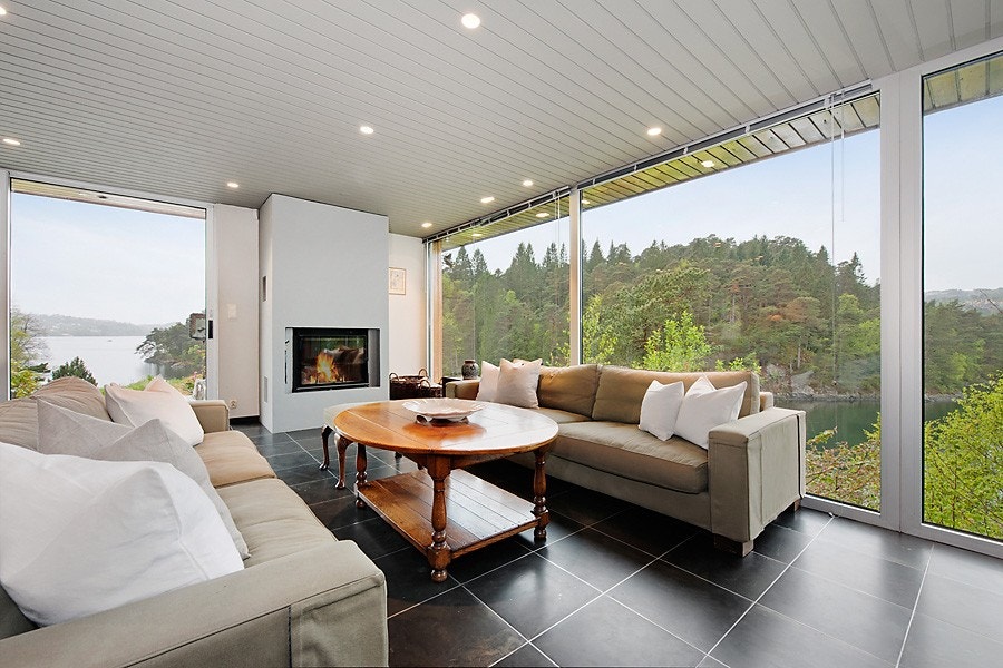 Stue med flott peis - skyvedører mot terrasse/hage Galleribilde