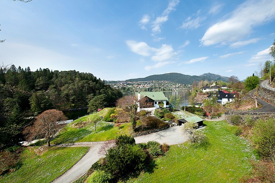 Fasade og oversikt over eiendommen Galleribilde