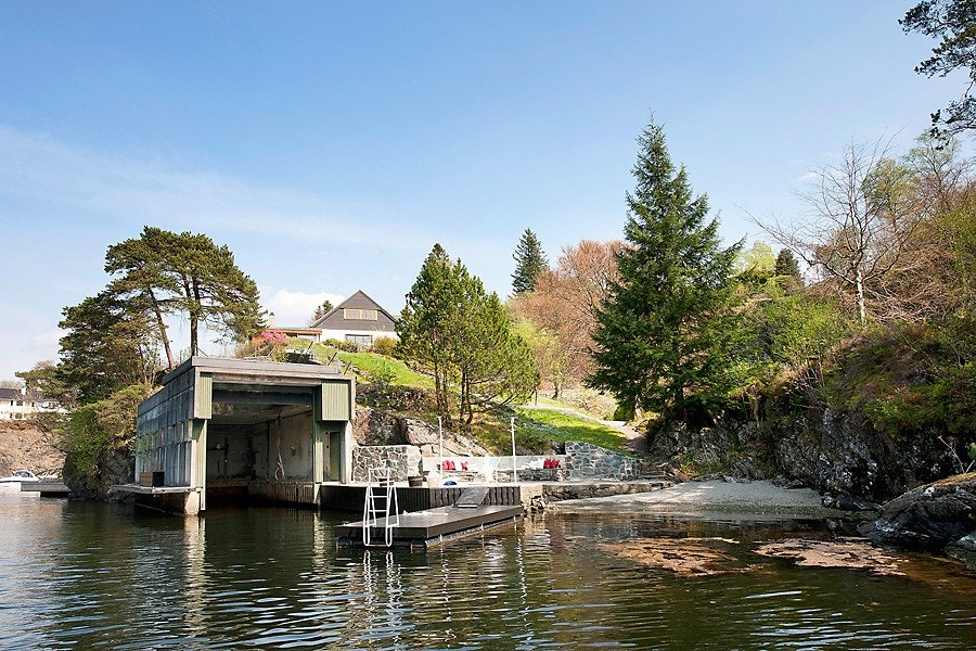 Båthus/nøst med brygge Galleribilde