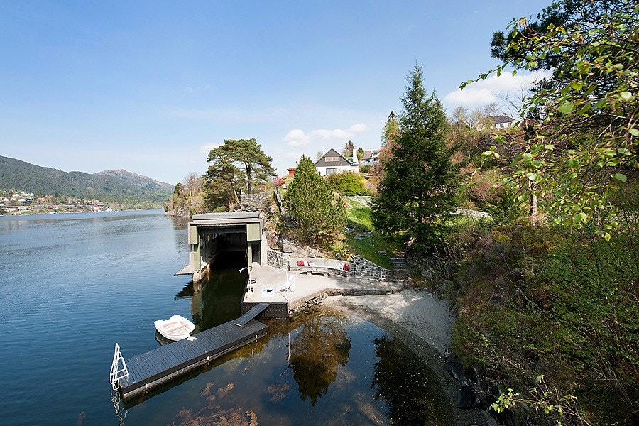 Eiendom med båthus/nøst, kaianlegg, flytebrygge og badestrand Galleribilde