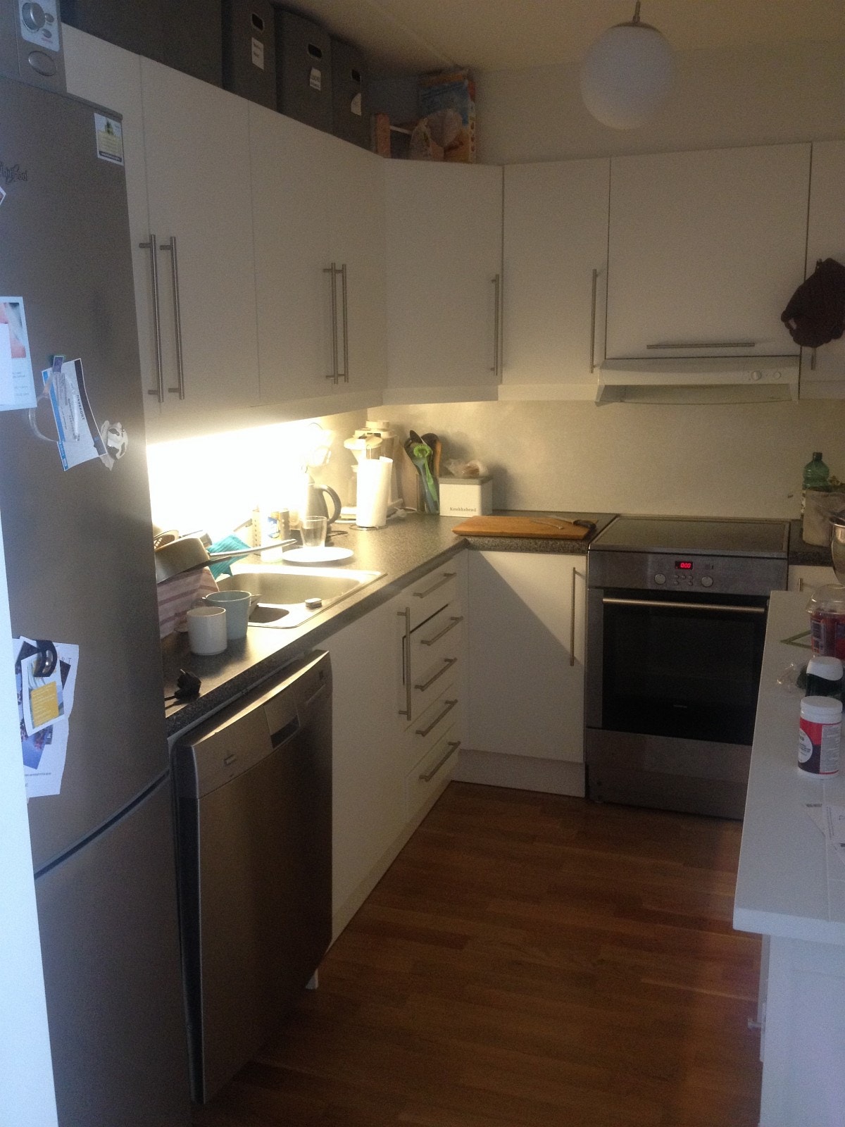 Nyere bilde av kjøkken, hvitevarer i børstet stål. Galleribilde