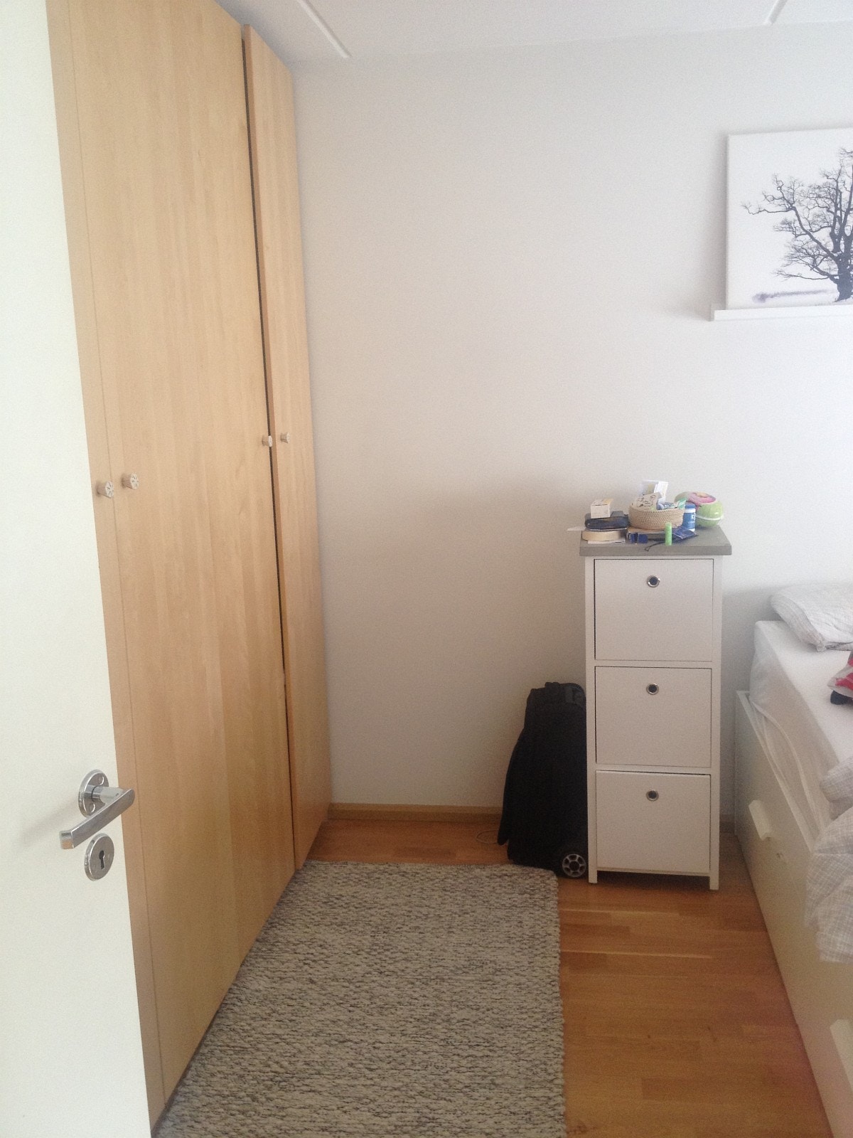 Nyere bilde av soverom med medfølgende garderobeskap langs hele veggen. Galleribilde