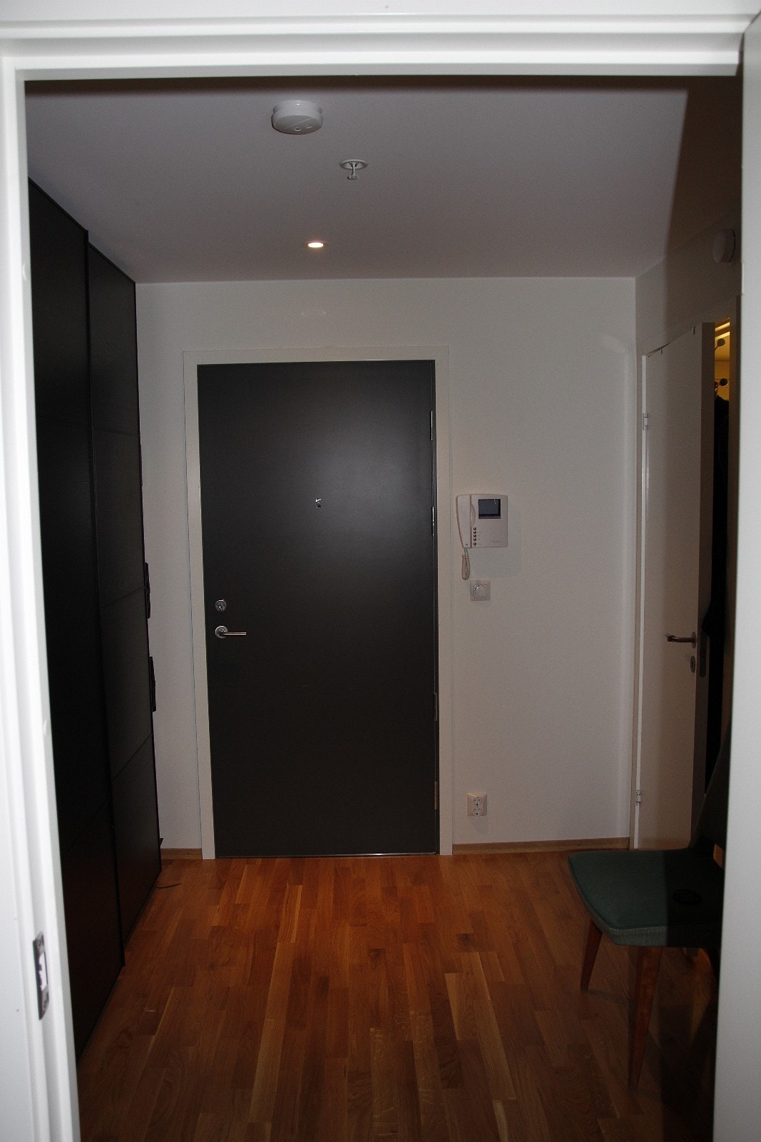 Romslig gang med skyvedørsgarderobe Galleribilde